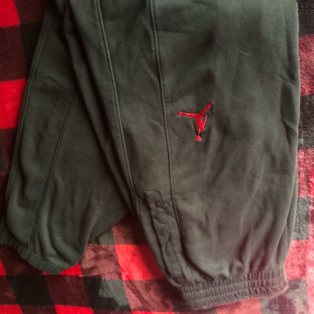 black jordan joggers